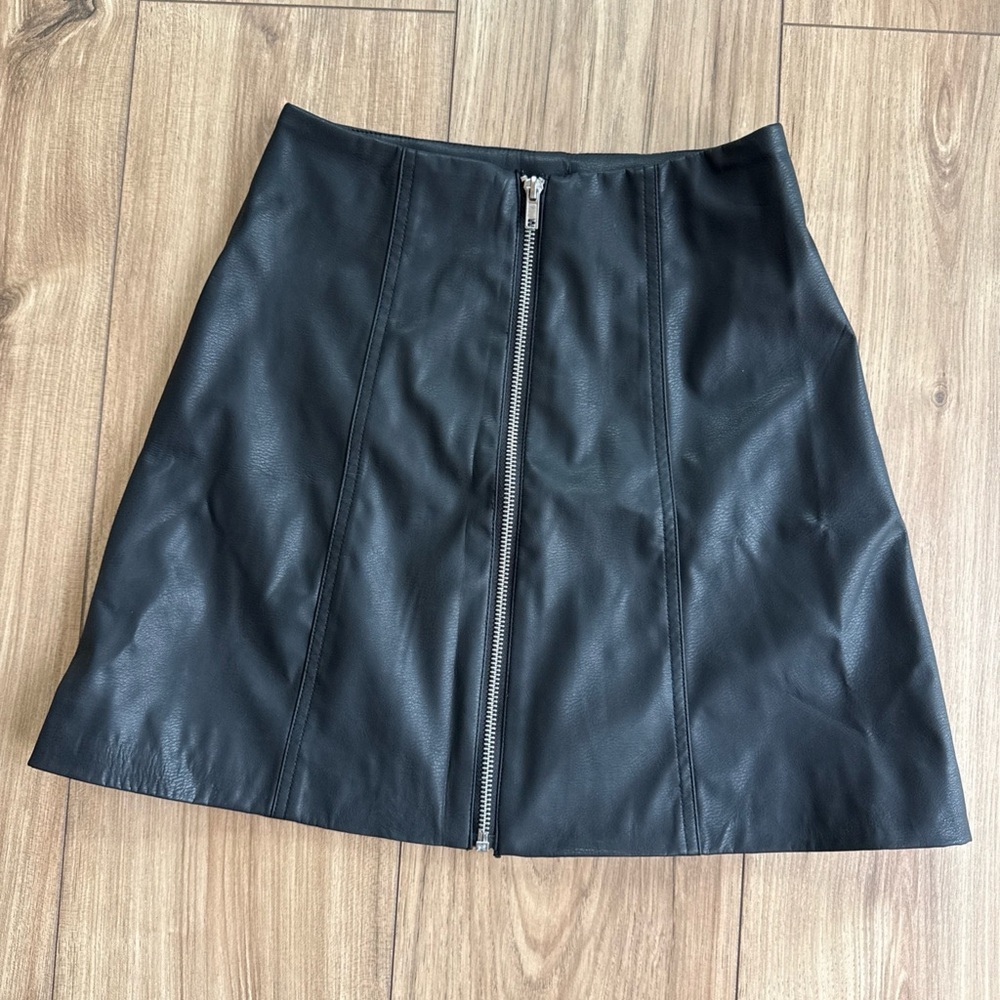 Divided By H.M  Womens  Faux Leather Mini Skirt  Black With Silver Zipper Size 0